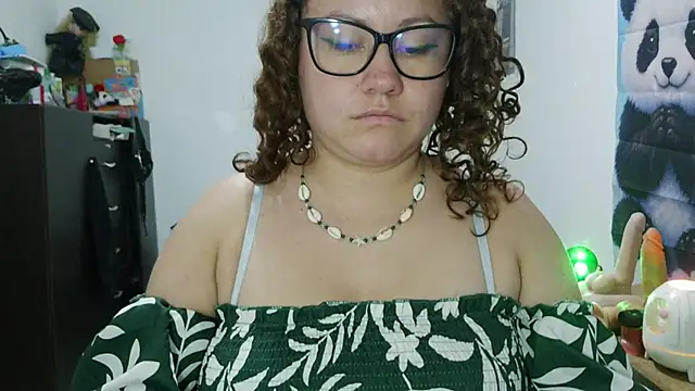 curly_greeneyed curvy tease cam