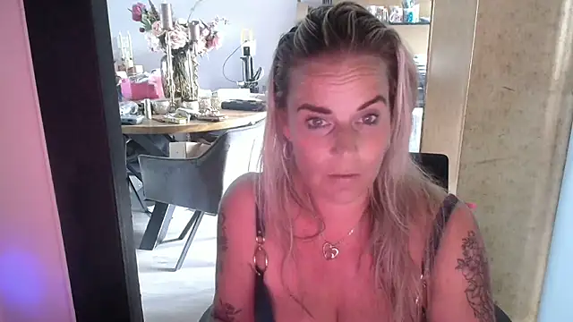 xMystiqueMavenx blonde cam girl