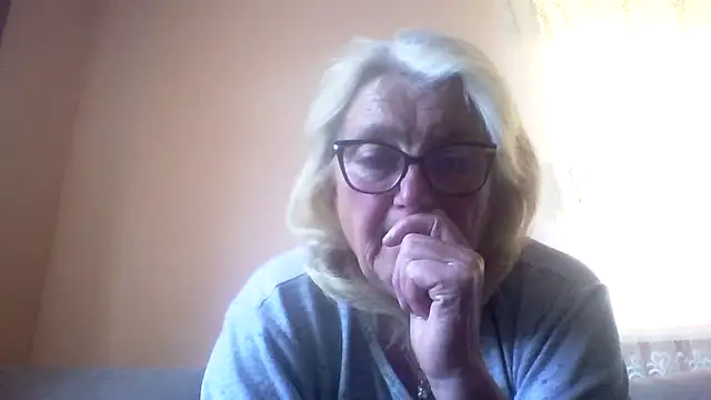 AmyLove353 mature webcam model