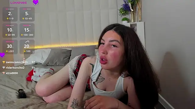 LiraRevery black hair cam girl