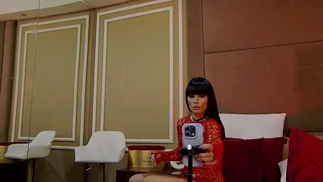 EllaaLux experienced webcam model