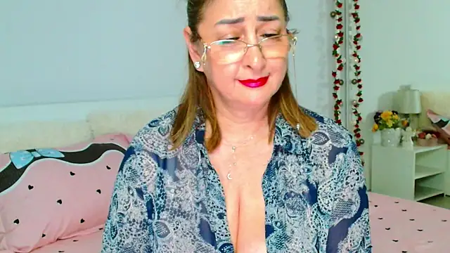 Tyana40 live smoking cam