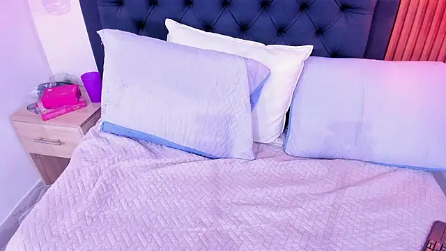 Maya_curvy webcam
