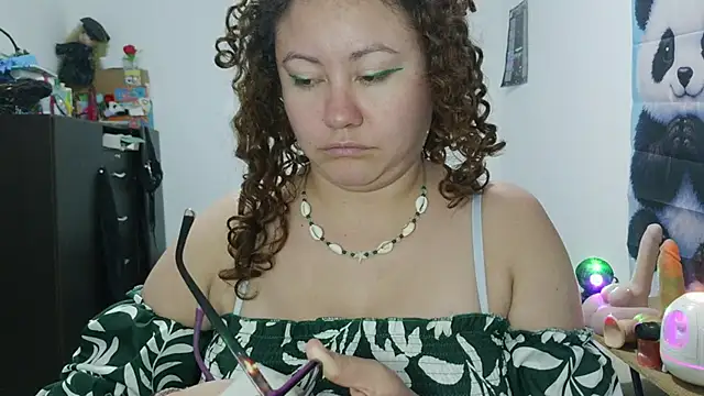 curly_greeneyed webcam