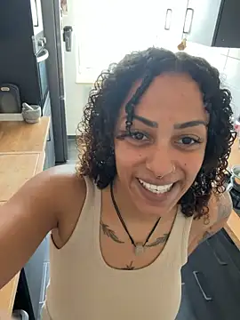 SweetPetiteNoir webcam