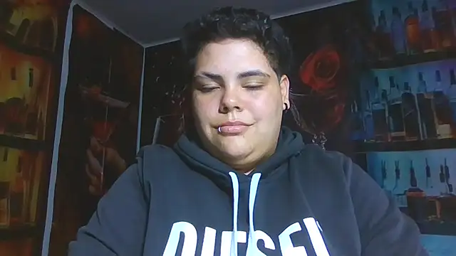 Hailey_Curvy webcam
