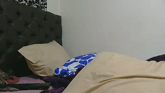 sluttylaura21 webcam