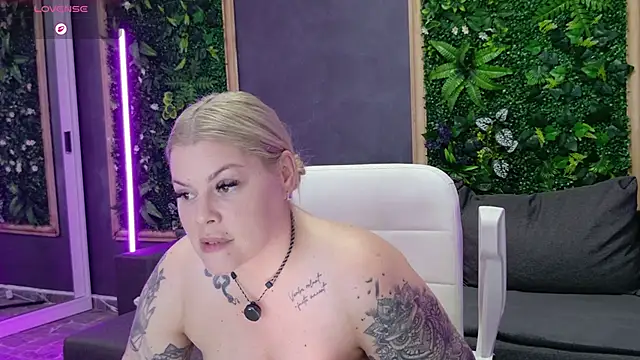 Issa_Jo webcam