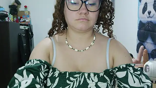 curly_greeneyed webcam