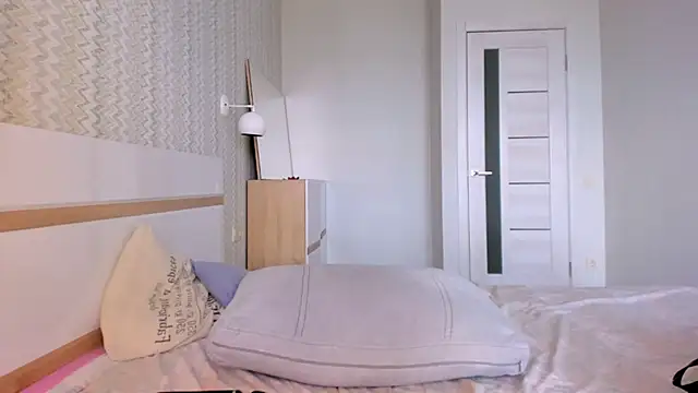Elle_Pearl breast play cam model
