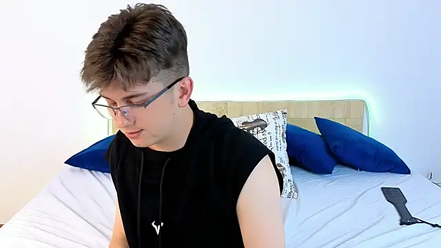 Miless_Cooper webcam