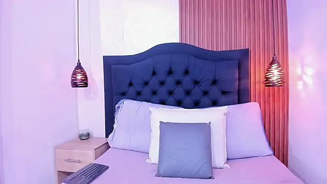 Maya_curvy webcam