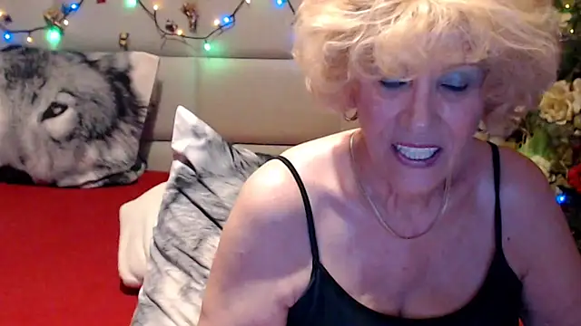 HappyWomanOn webcam