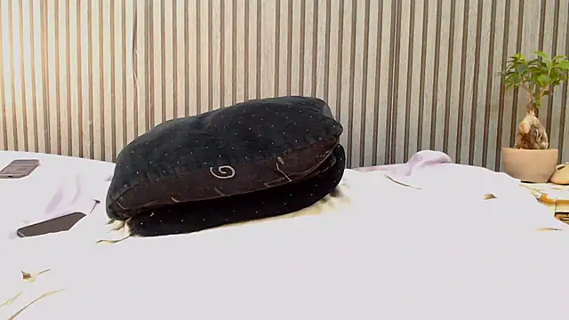 ROYALASS25 webcam