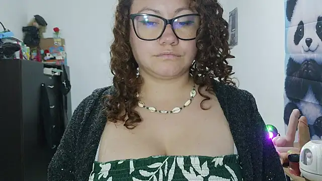 curly_greeneyed webcam