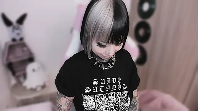 shes_creepy webcam