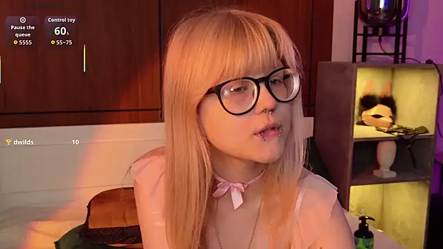 moliqin - MoliQin's free webcam - UK Sex Cams