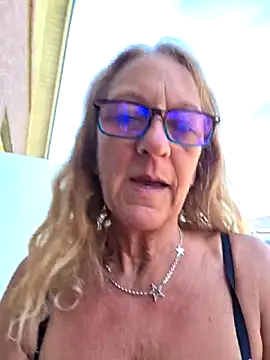 HotWifeLyn68 webcam
