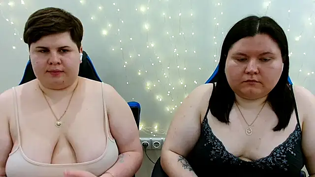 BeckyAndHellen webcam