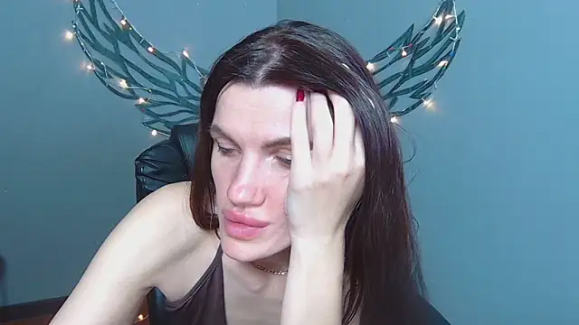 MilaLoona live brunette cam