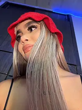 Tyra_malkovaa webcam