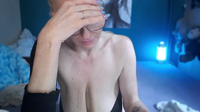 NADINNNE webcam