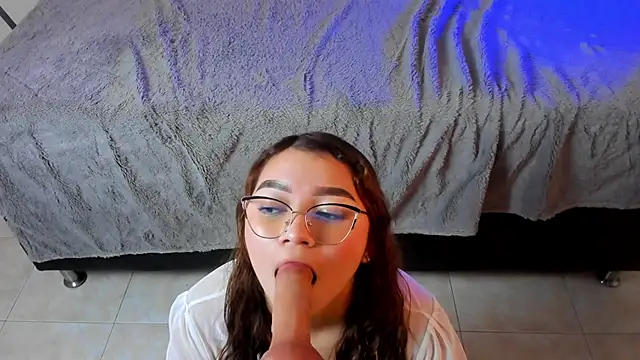 LucianaValenti pussy outline cam