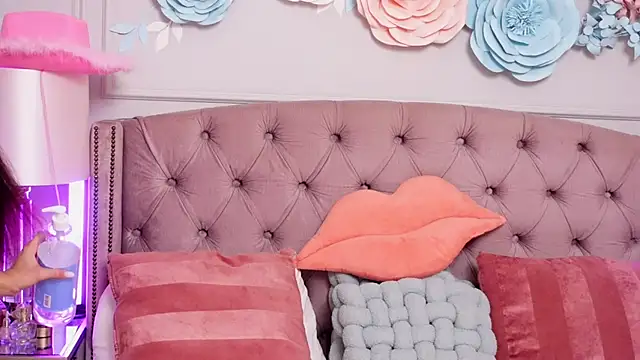 JenniferLovve tease cam girl