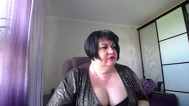 AlluringCurves webcam