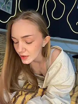 MilaMoone webcam