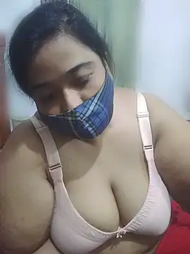 momo_loves webcam