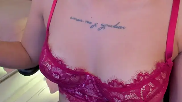 CarolineFyre webcam