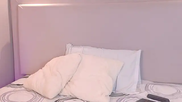 NaomiKlarc webcam
