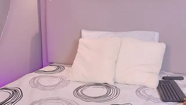 NaomiKlarc webcam