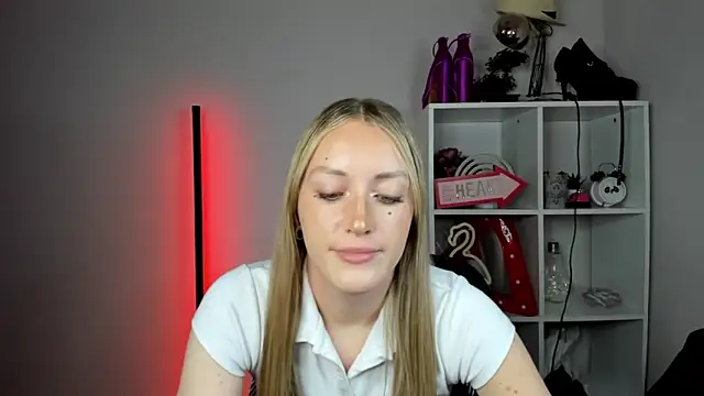 EvelynBlond webcam