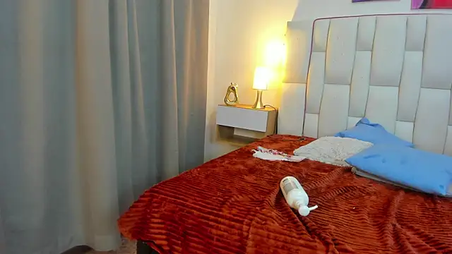 mask_red_girl webcam