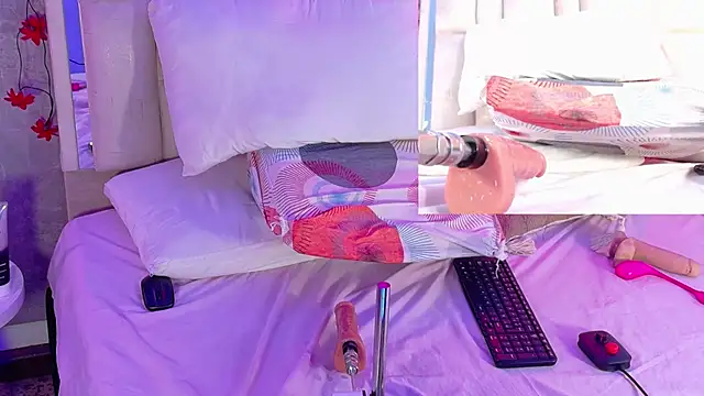 Bella-Sanders webcam