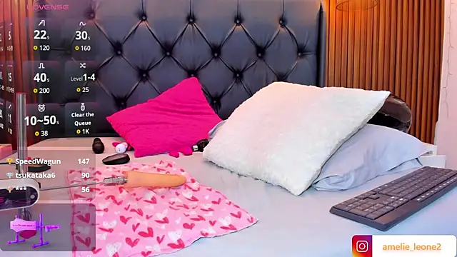 AMELIELEONE webcam