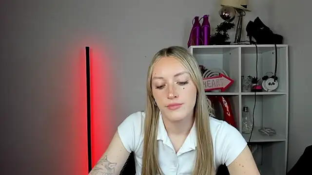 EvelynBlond webcam