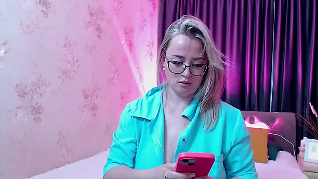 KriisKiss BDSM cam to cam show