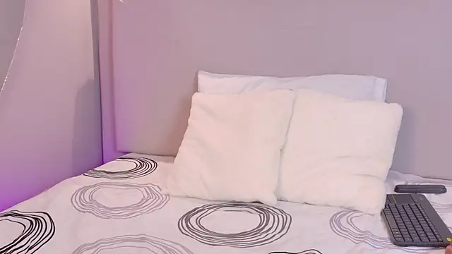 NaomiKlarc webcam