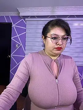 MiiaaJoness tongue out webcam model