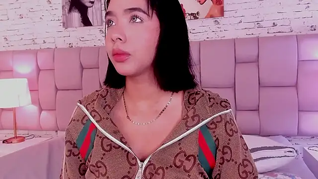HiilaryBrownn webcam