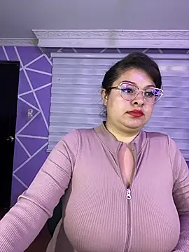 MiiaaJoness webcam