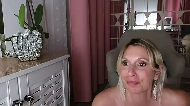 Ina_Your_Queen webcam