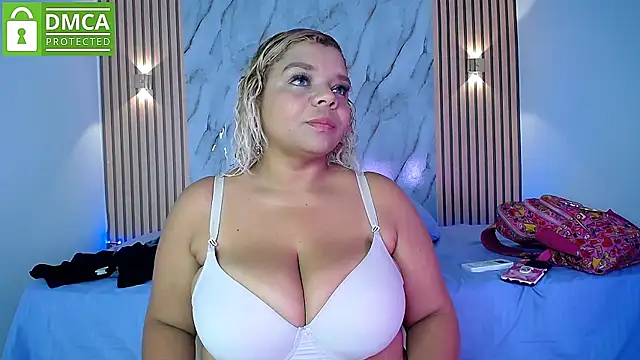 CasieBigtits webcam