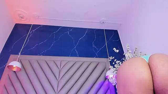 NaomiVelour webcam