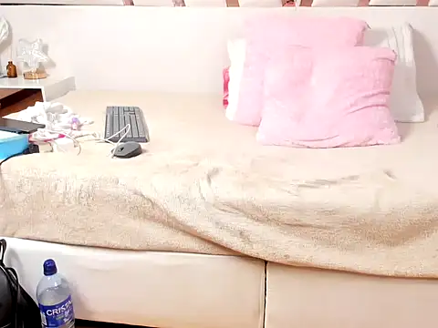 MiaKleinX webcam