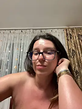 NadiraNoor webcam