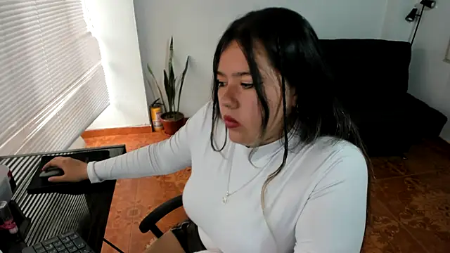 LinaBrowm webcam